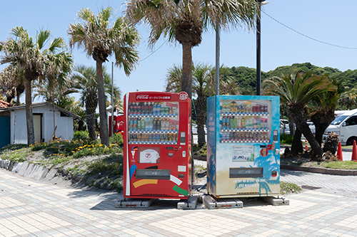 太東海水浴場のシンボル「泳ぐイルカのモニュメント」の前にある自動販売機の画像