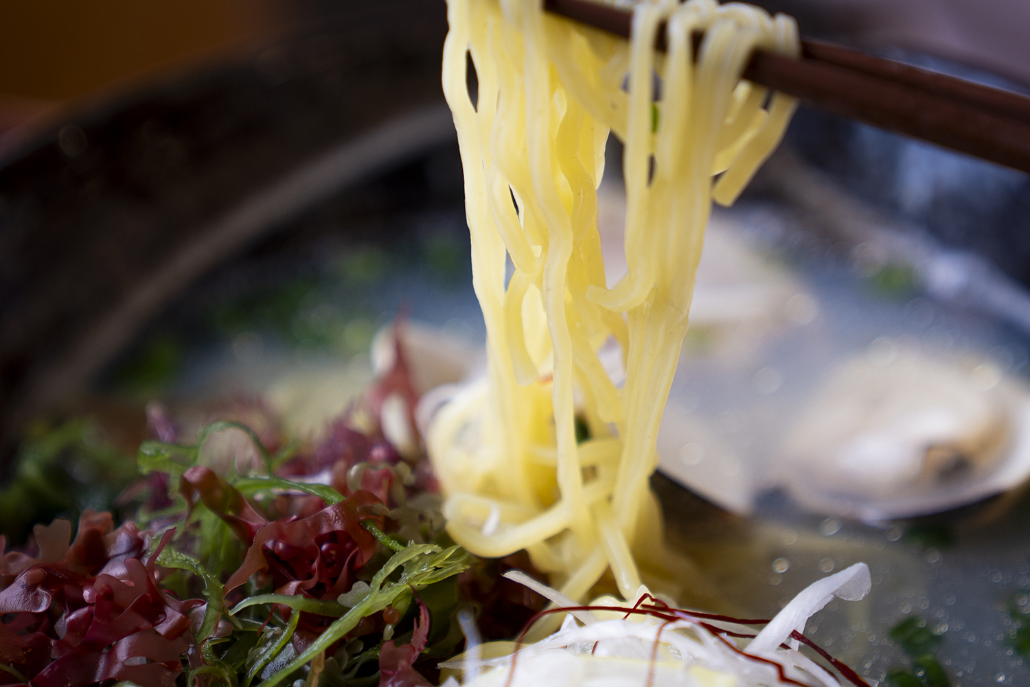 葉武里のはまぐりラーメンの麺のアップ写真