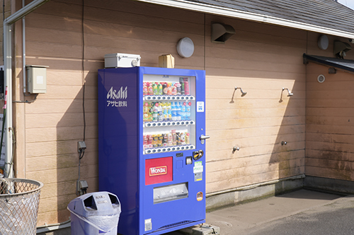 不動堂海水浴場の駐車場内の料金所の裏にある自動販売機の画像