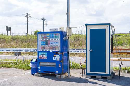 片貝海水浴場の駐車場の入り口付近にある自動販売機の画像