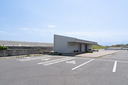 飯岡海水浴場の市営の無料駐車場とトイレの画像