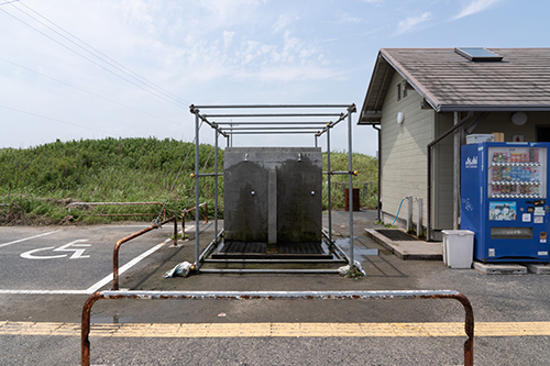 作田海水浴場の公衆トイレの脇にあるシャワー設備の画像