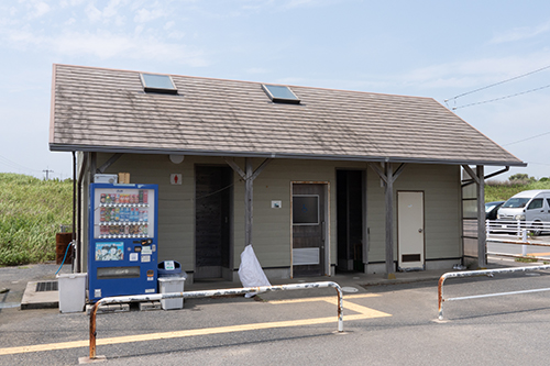 作田海水浴場の公衆トイレの前にある自動販売機の画像