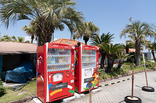 太東海水浴場の駐車場にある自動販売機の画像
