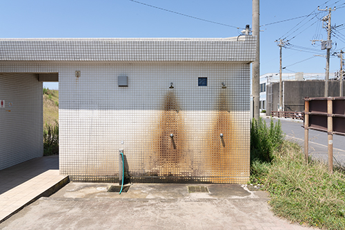 矢指ヶ浦海水浴場の無料駐車場のシャワーと水道の画像
