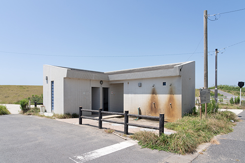 矢指ヶ浦海水浴場の無料駐車場のシャワーの画像