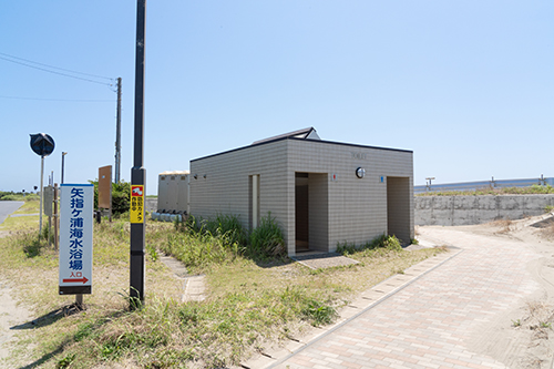 矢指ヶ浦海水浴場の無料駐車場のトイレの画像