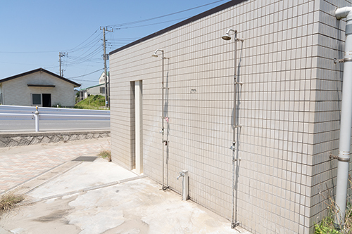 矢指ヶ浦海水浴場の無料駐車場のシャワーの画像