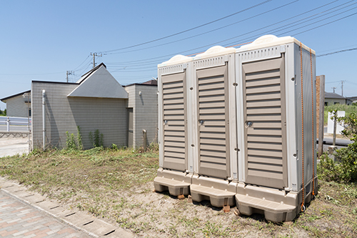 矢指ヶ浦海水浴場の無料駐車場の簡易トイレの画像