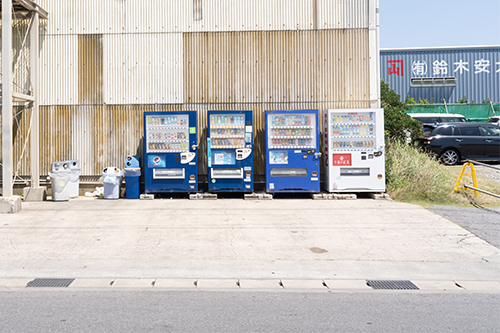 矢指ヶ浦海水浴場近くの鈴木安太郎商店さんの敷地にある自動販売機の画像