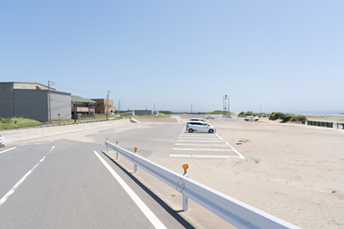 矢指ヶ浦海水浴場の左側にある無料駐車場の画像