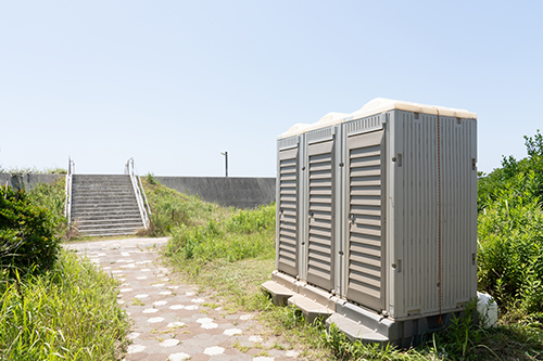 矢指ヶ浦海水浴場の簡易トイレの画像