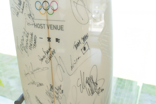 ステラ釣ヶ崎内にあるオリンピック東京2020に出場したチームのサインが入ったサーフボードの画像