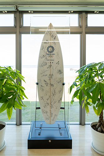 ステラ釣ヶ崎内にあるオリンピック東京2020に出場したチームのサインが入ったサーフボードの画像