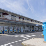 青いポストと海の駅九十九里の建物の写真